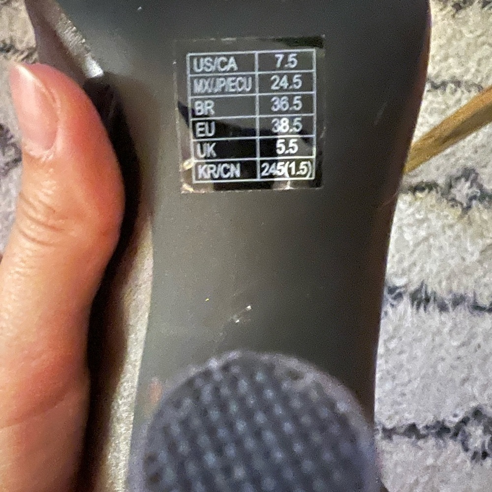 Faux leather zip-up boots. Good condition. Forever 21 - Picture 2 of 6